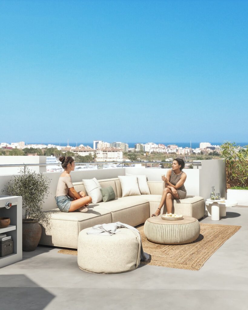 Render arquitectónico de terraza moderna en Mijas, Málaga, con vista al mar, mobiliario minimalista, zona de barbacoa y jacuzzi al aire libre.