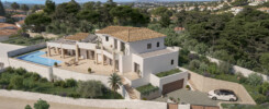 Vista aérea de alta resolución que captura una lujosa villa mediterránea en Teulada-Moraira. La propiedad cuenta con una piscina privada azul, extensas terrazas con baldosas de terracota, una casa principal con techos de tejas de estilo español y un paisaje de jardín mediterráneo meticulosamente diseñado con olivos y pinos. La villa está situada en una colina con vistas al mar Mediterráneo y colinas.