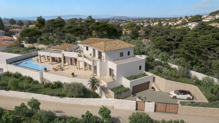 Vista aérea de alta resolución que captura una lujosa villa mediterránea en Teulada-Moraira. La propiedad cuenta con una piscina privada azul, extensas terrazas con baldosas de terracota, una casa principal con techos de tejas de estilo español y un paisaje de jardín mediterráneo meticulosamente diseñado con olivos y pinos. La villa está situada en una colina con vistas al mar Mediterráneo y colinas.